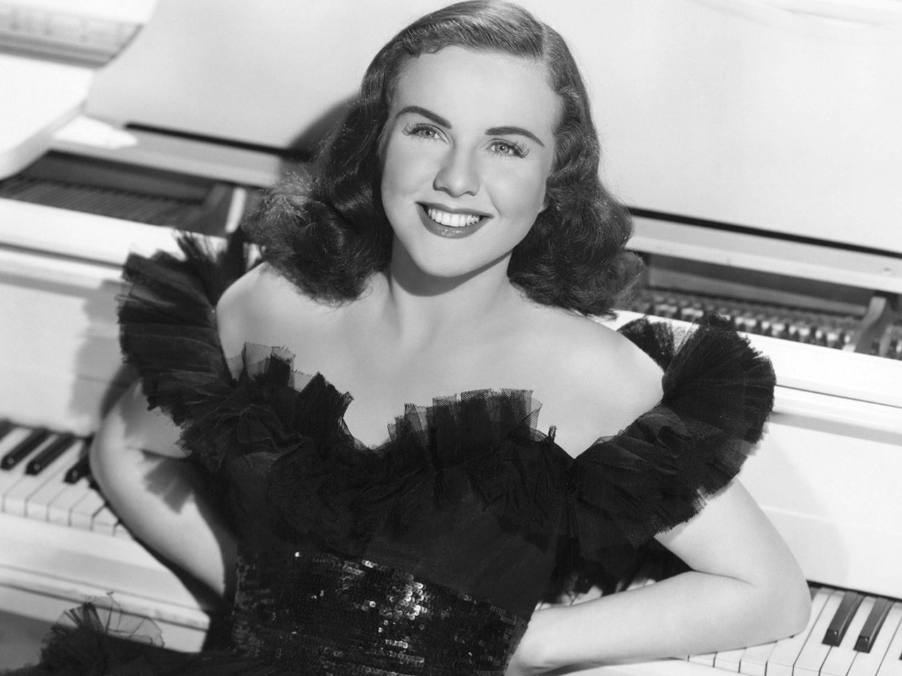 How tall is Deanna Durbin?